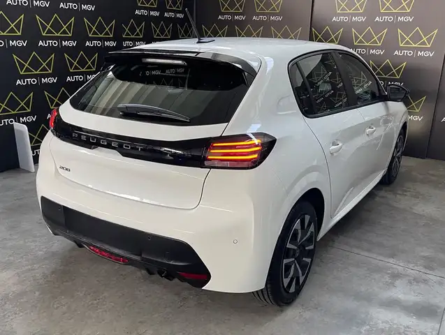 Peugeot 208 view 4