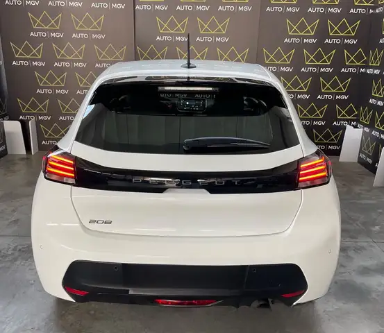 Peugeot 208 view 5