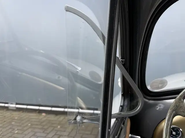 Oldtimer Morris Minor view 8