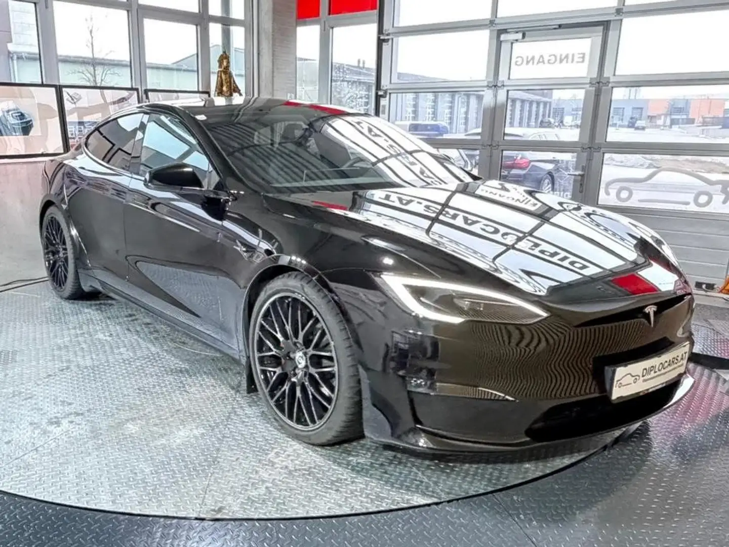 Tesla Model S Plaid Schwarz - 1