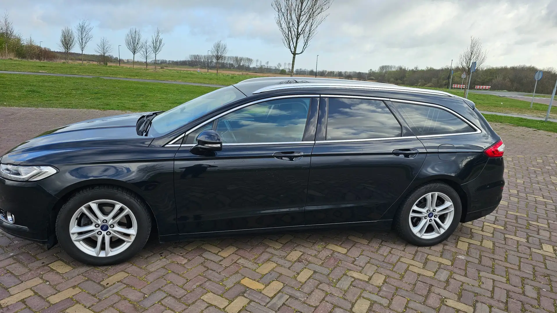 Ford Mondeo Mondeo 1.5 Zwart - 1