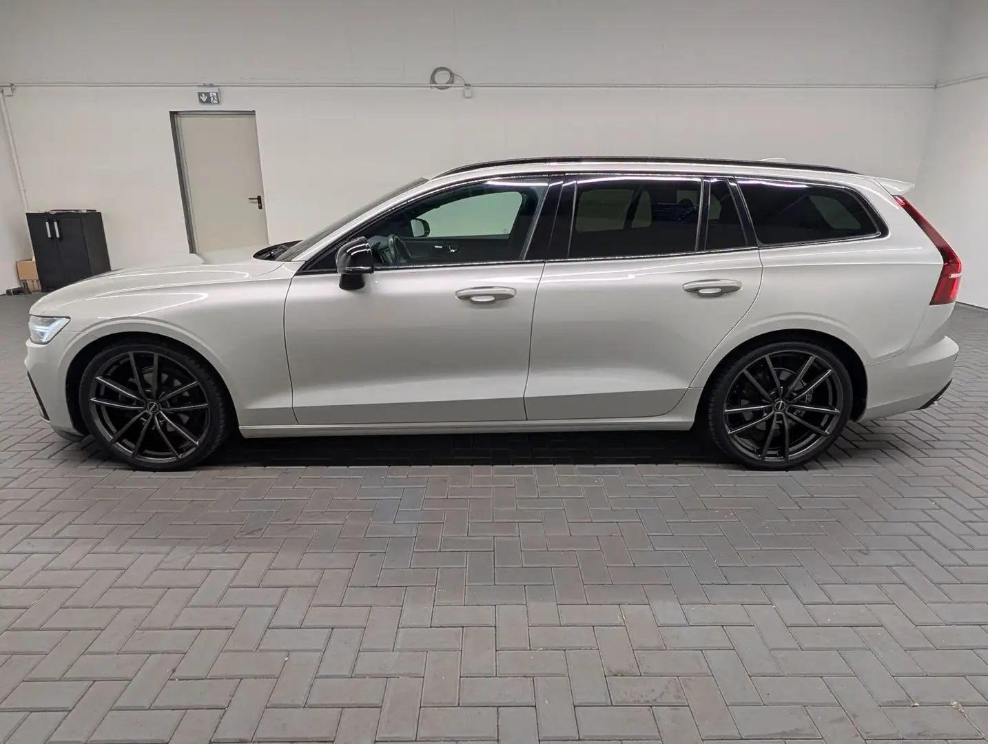Volvo V60 R-Design LED/Navi/SHZ/Kam/Harman-K./el.Heck/ Grau - 2