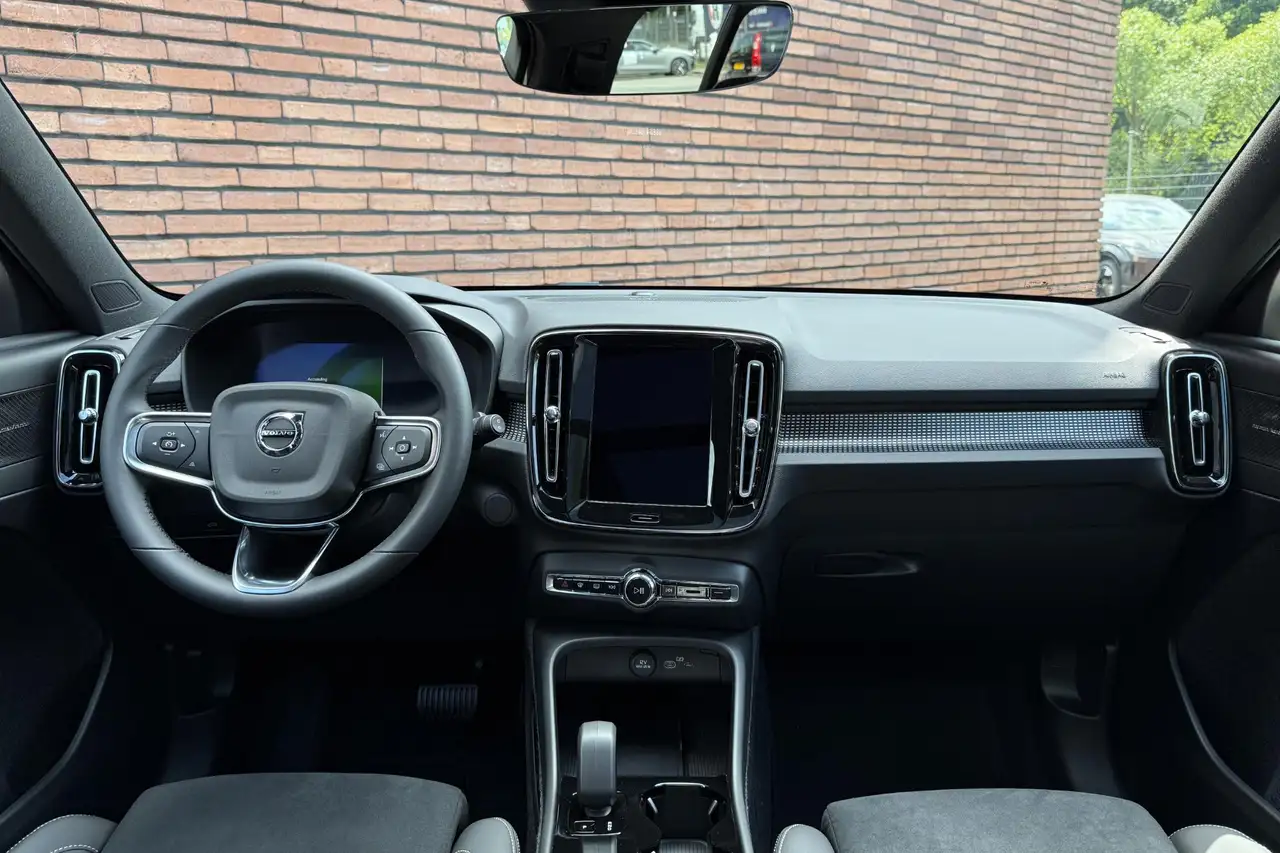 Volvo EX40 2026