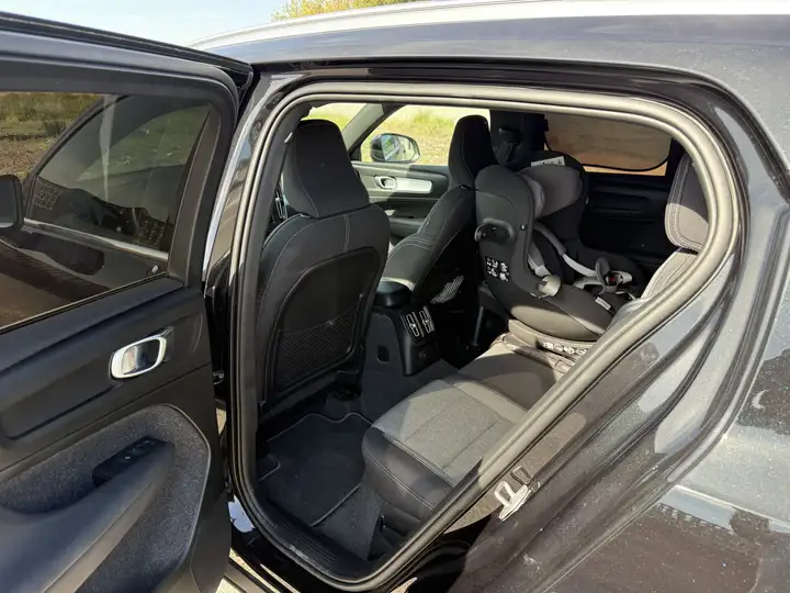 Volvo XC40 2023, foto 11