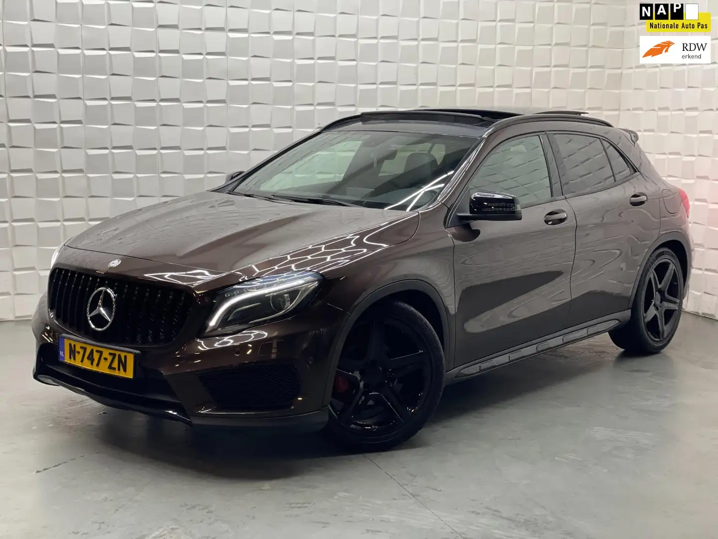 Mercedes-Benz GLA 180 AMG PANO NIGHT Brązowy - 1