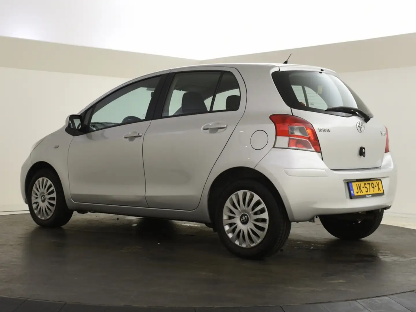 Toyota Yaris 1.3 VVTi Aspiration | Climate Control Gris - 2