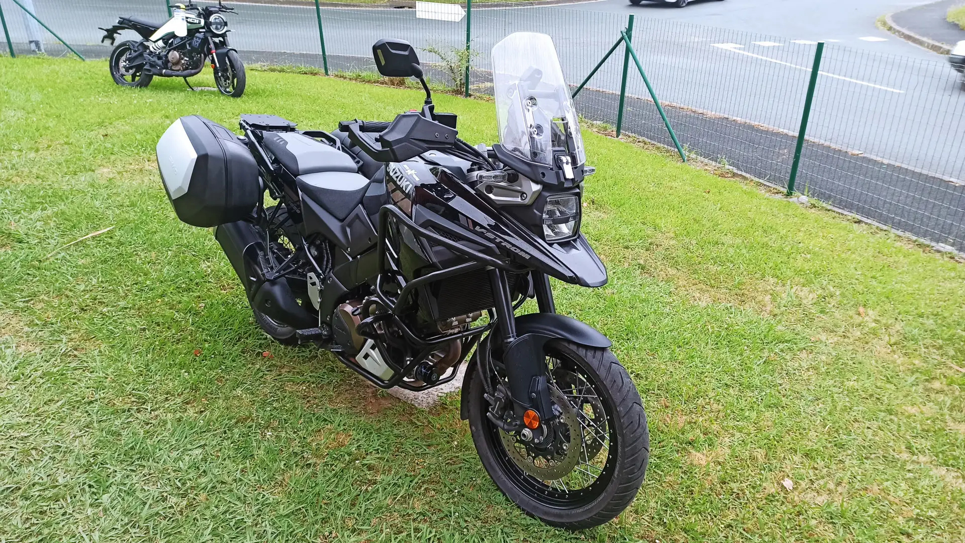 Suzuki V-Strom 1050 Чорний - 1