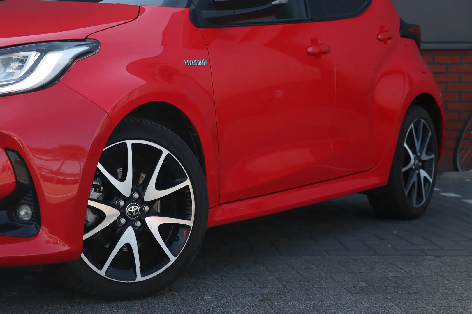 Toyota Yaris 1.5 Hybrid Launch Edition panorama | head-up | JBL Rosso - 2