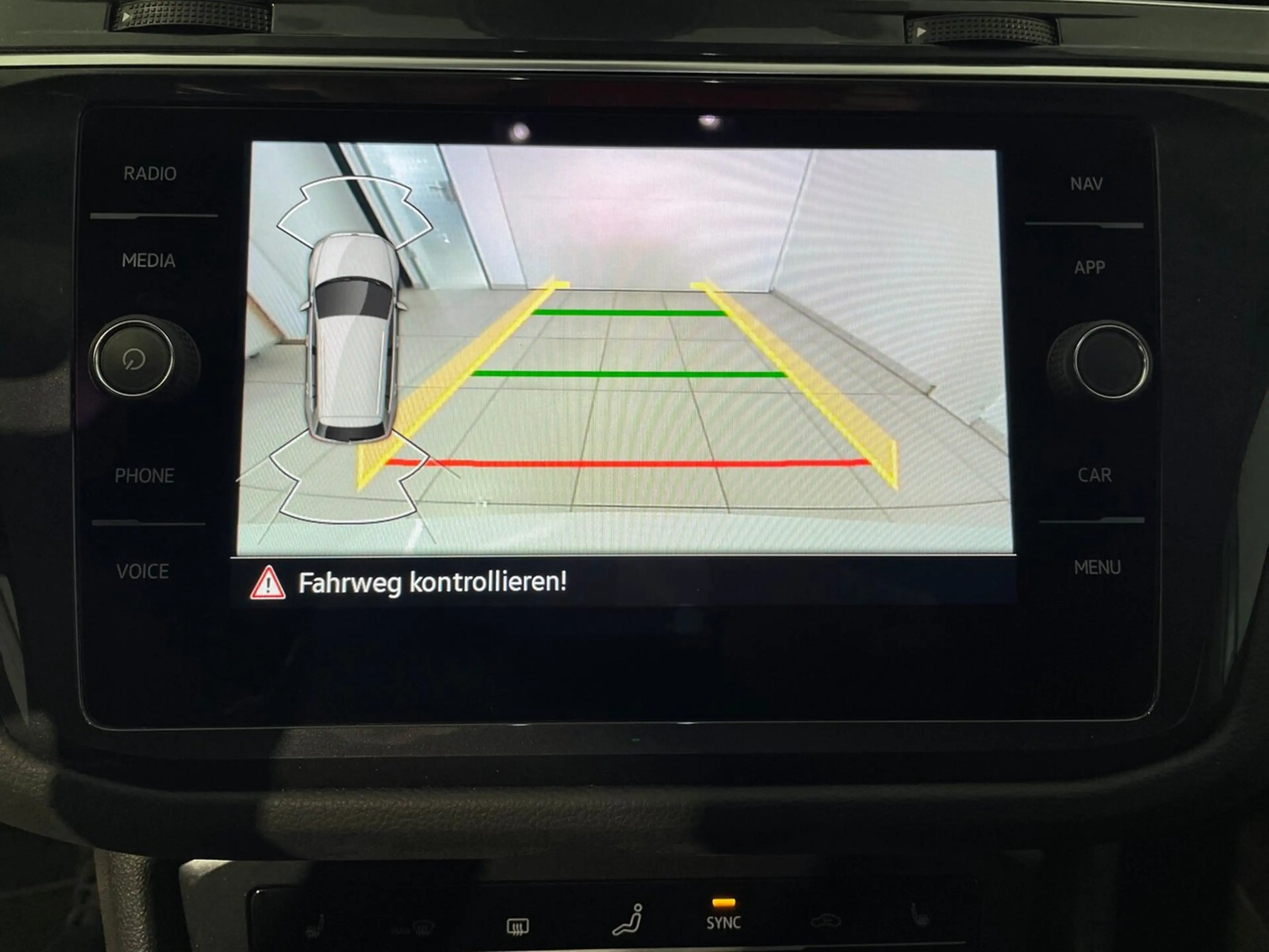 Volkswagen Tiguan 2.0 TDI DSG Active AHK Navi ACC LED RFK 18-Zoll — photo 14