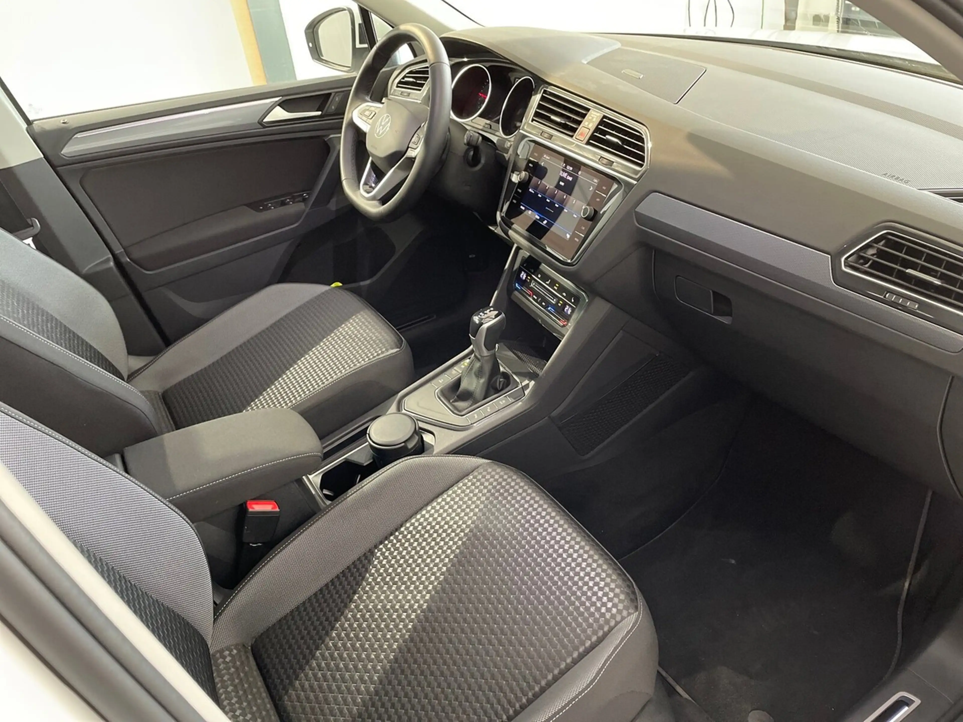 Volkswagen Tiguan 2.0 TDI DSG Active AHK Navi ACC LED RFK 18-Zoll — photo 13