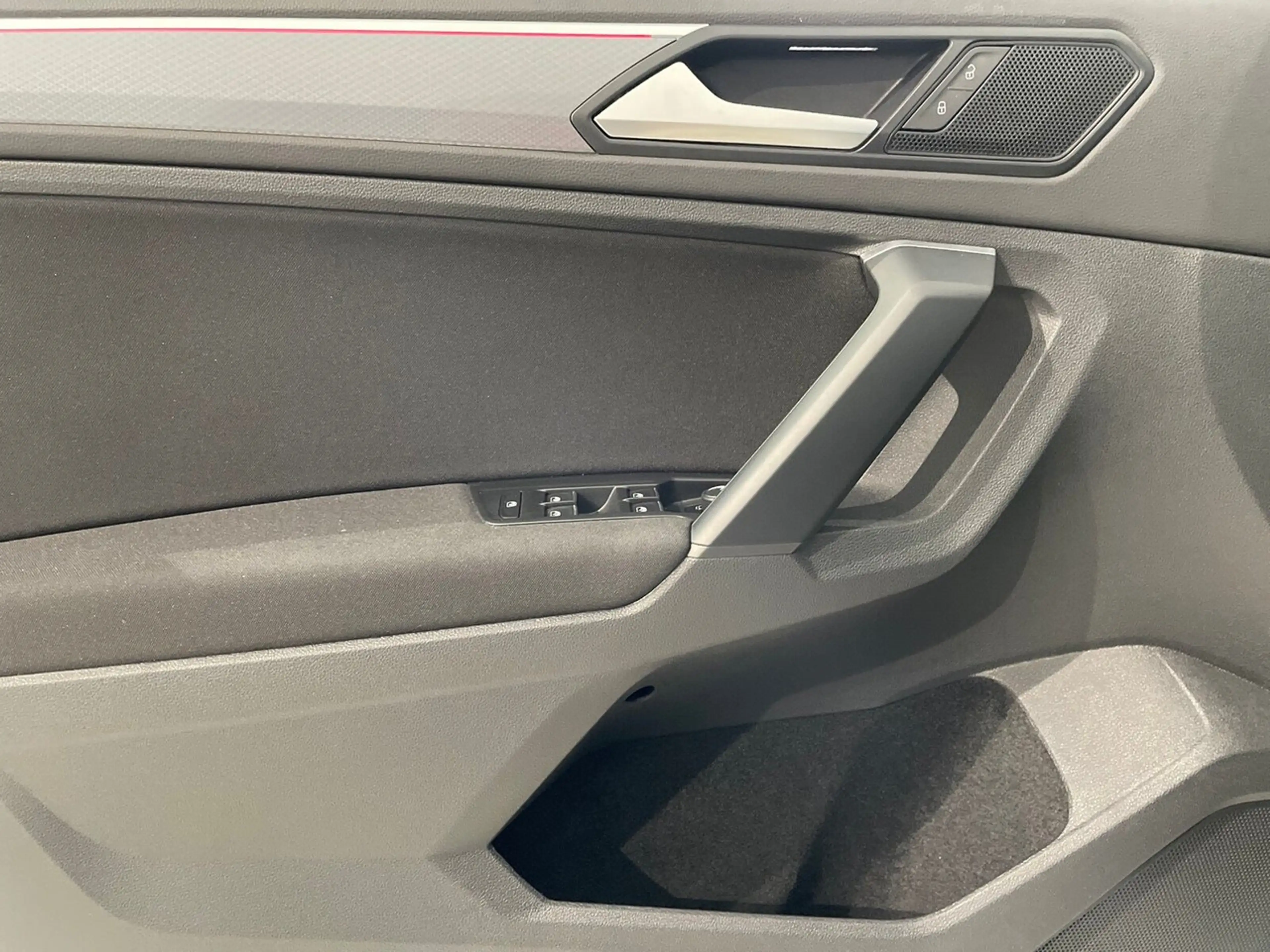 Volkswagen Tiguan 2.0 TDI DSG Active AHK Navi ACC LED RFK 18-Zoll — photo 6