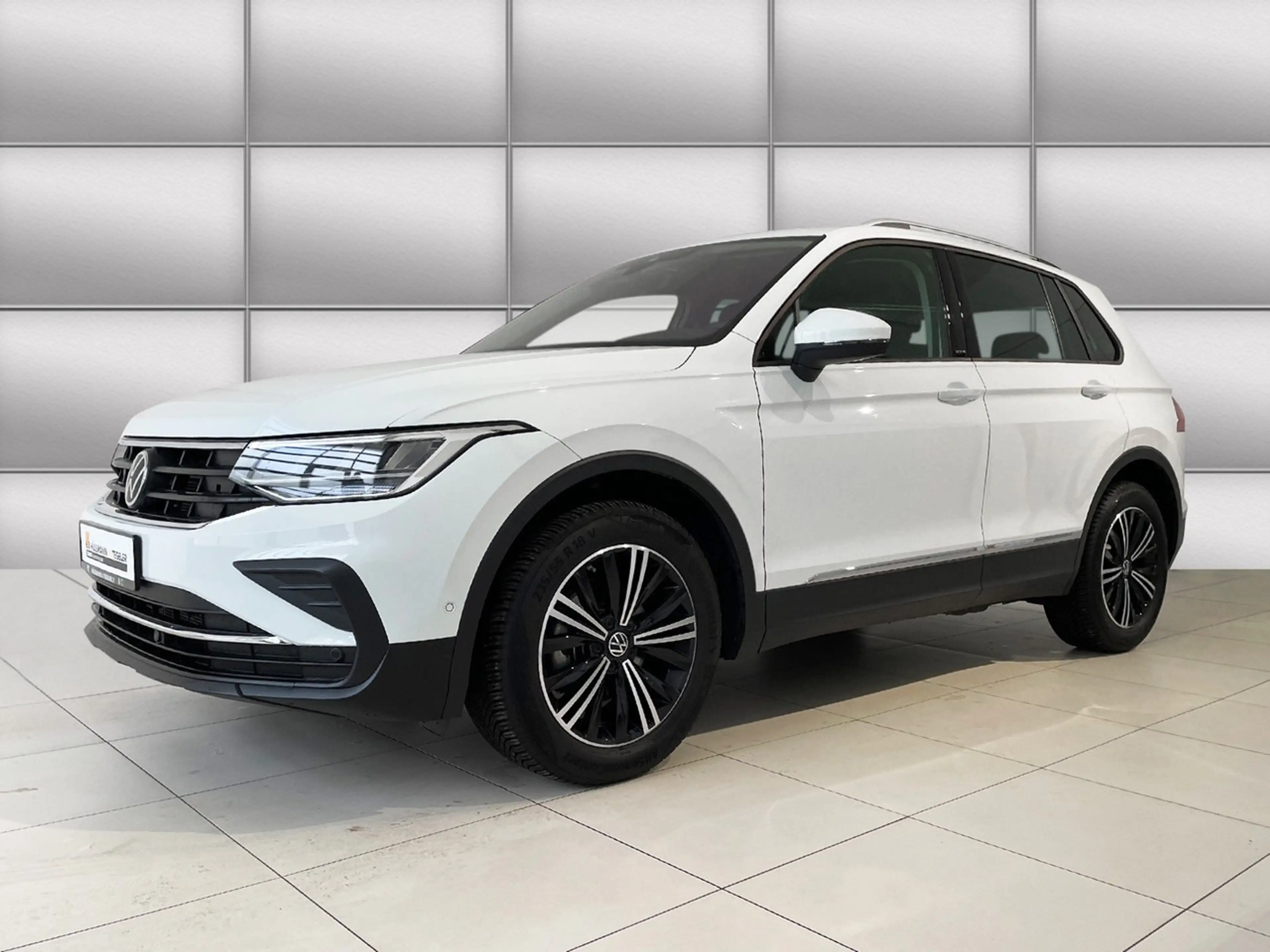 Volkswagen Tiguan 2.0 TDI DSG Active AHK Navi ACC LED RFK 18-Zoll — photo 3