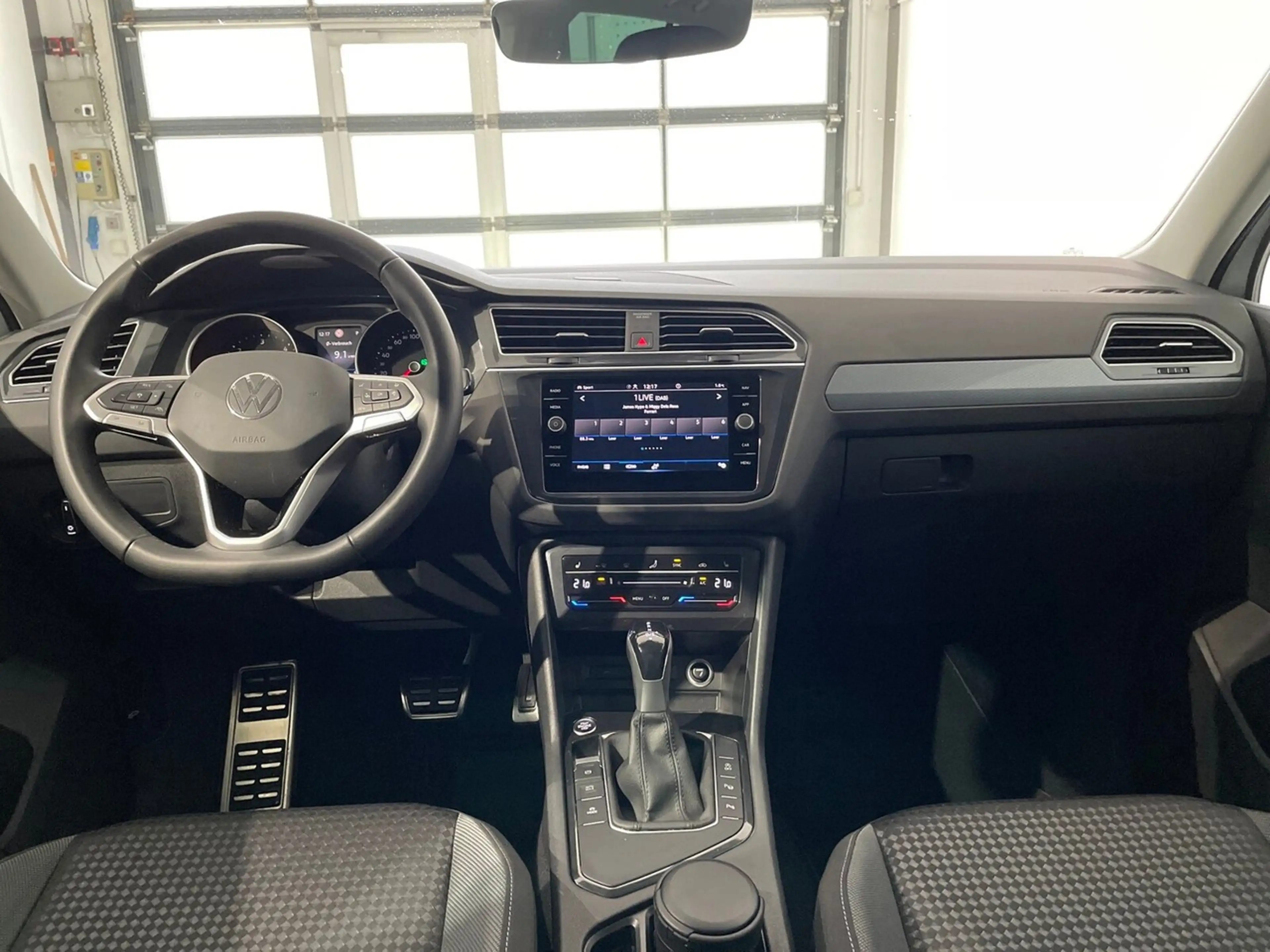 Volkswagen Tiguan 2.0 TDI DSG Active AHK Navi ACC LED RFK 18-Zoll — photo 8