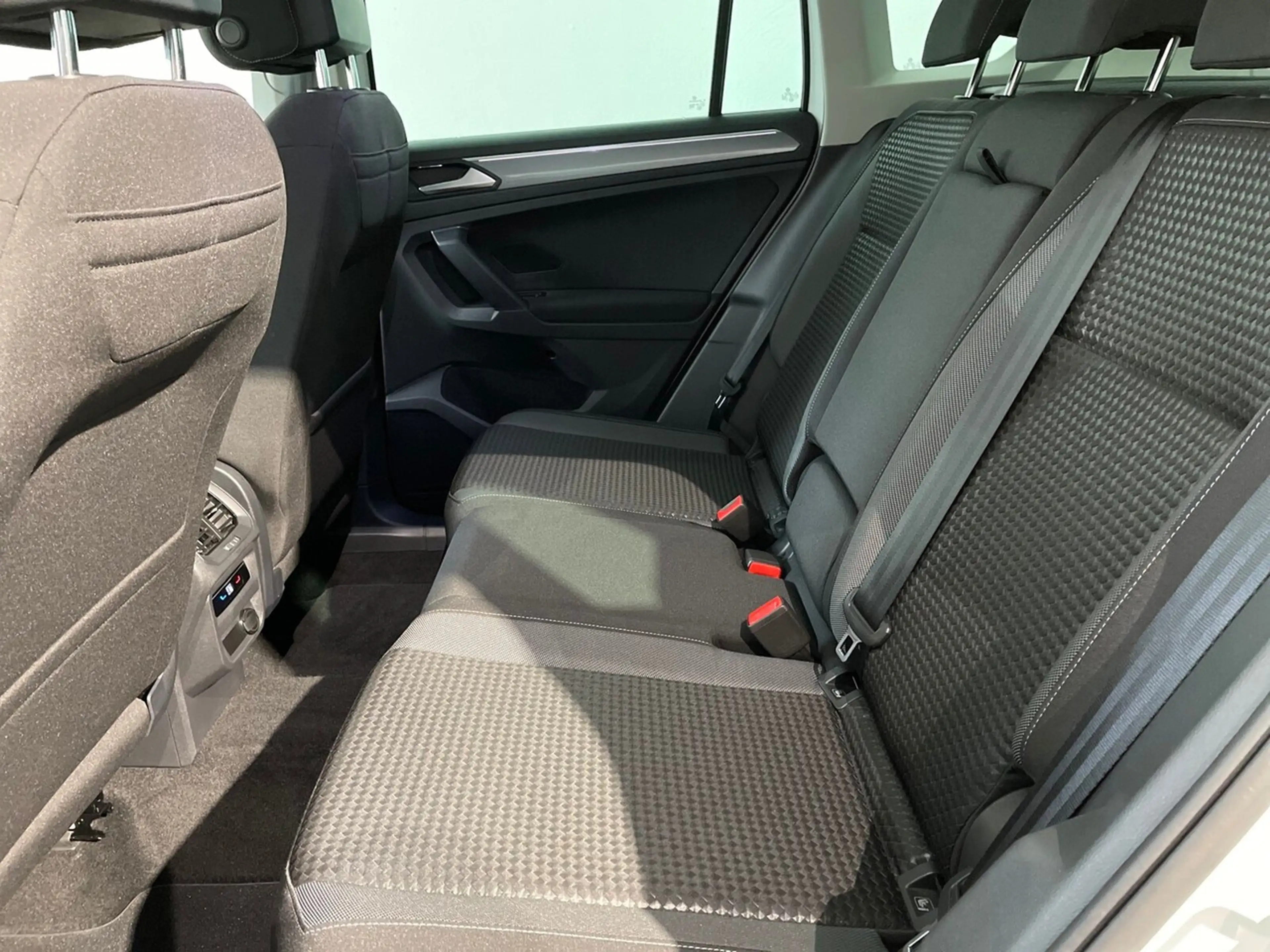 Volkswagen Tiguan 2.0 TDI DSG Active AHK Navi ACC LED RFK 18-Zoll — photo 11