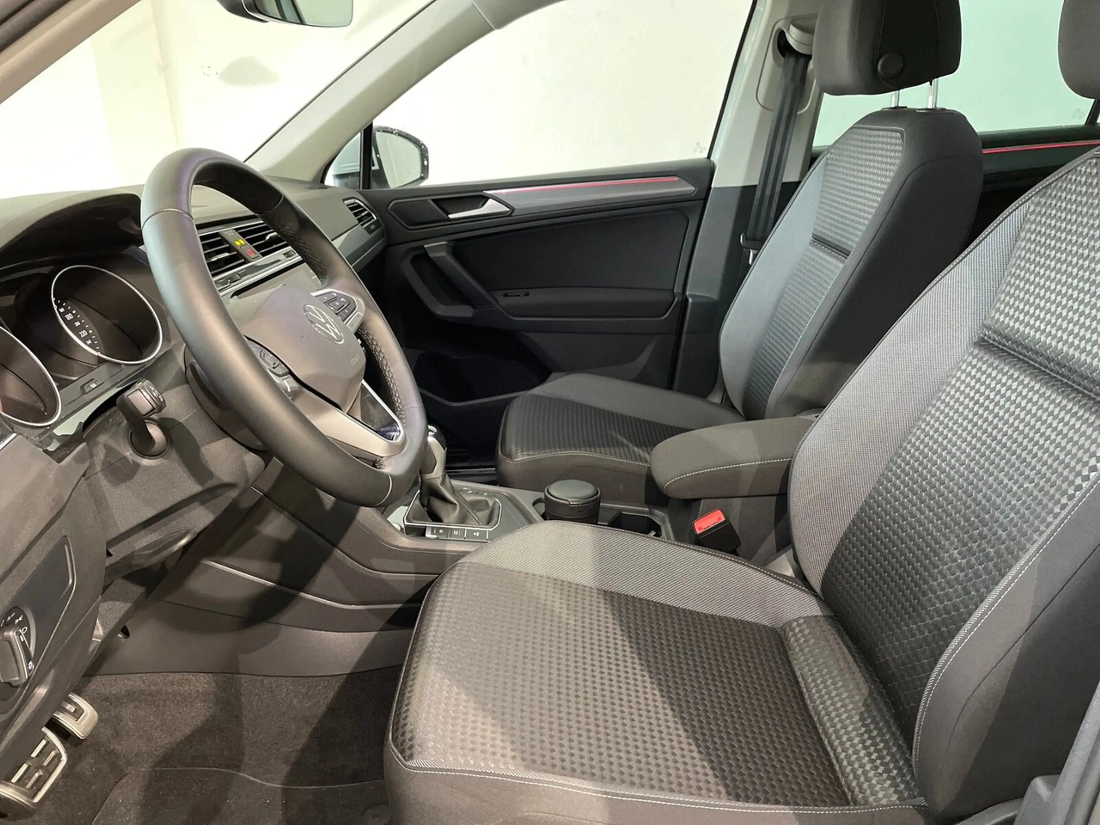 Volkswagen Tiguan 2.0 TDI DSG Active AHK Navi ACC LED RFK 18-Zoll — photo 7