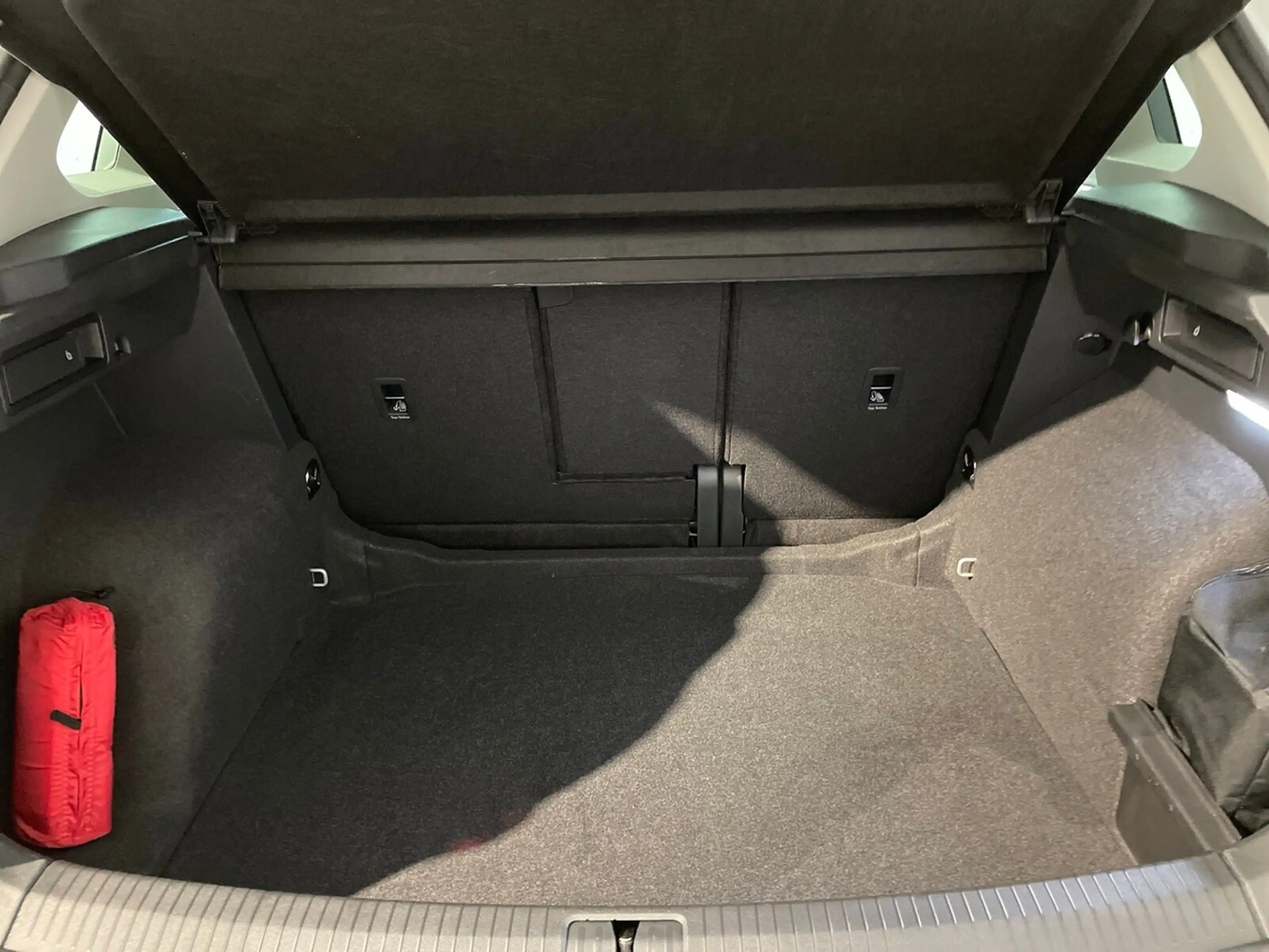 Volkswagen Tiguan 2.0 TDI DSG Active AHK Navi ACC LED RFK 18-Zoll — photo 12