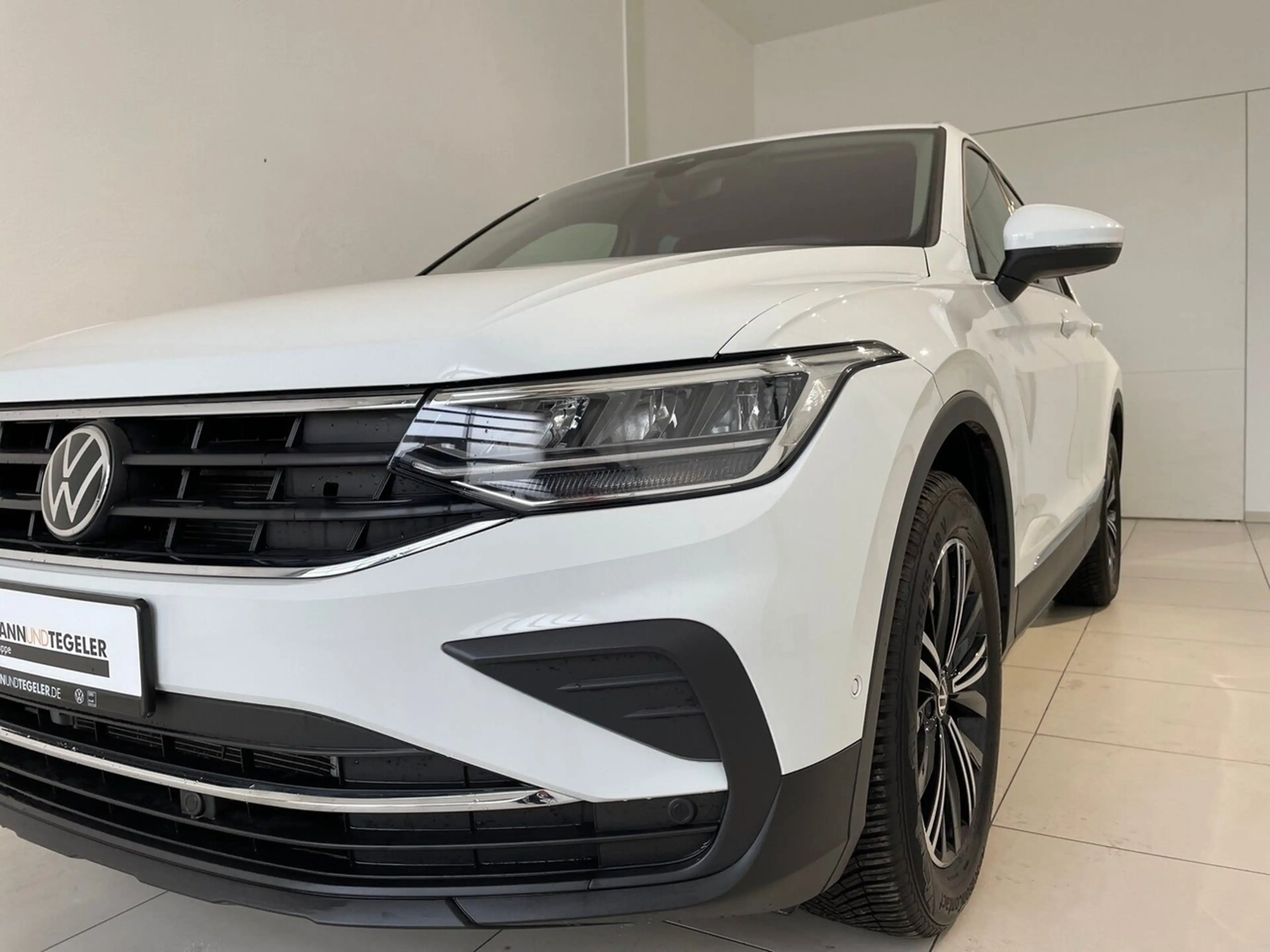 Volkswagen Tiguan 2.0 TDI DSG Active AHK Navi ACC LED RFK 18-Zoll — photo 5