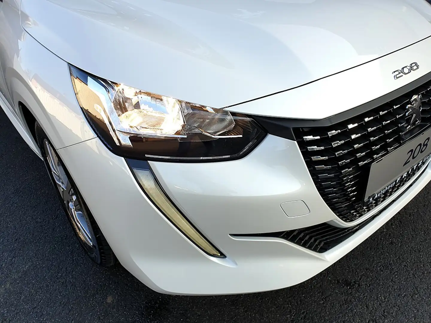 Peugeot 208 Allure PureTech 100 S&S EAT8 Aut. Weiß - 2