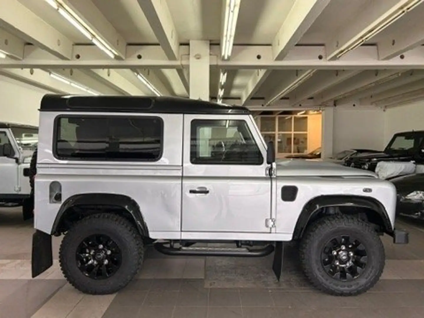 Land Rover Defender DEFENDER 90 PICK UP MARK III SE Gris - 2