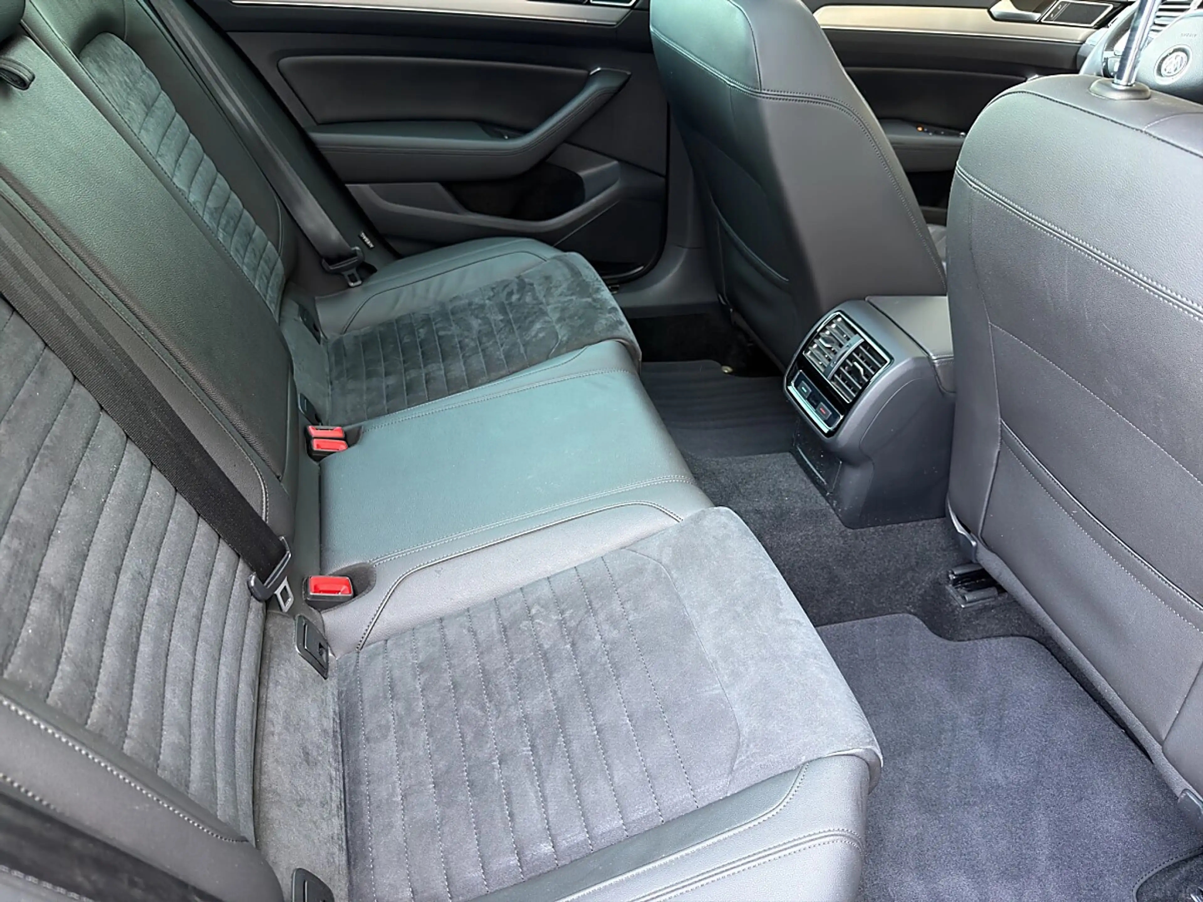 Volkswagen Passat Variant Highline 2,0 TDI SCR DSG — photo 12