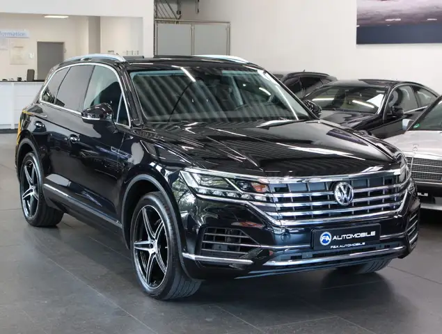 Volkswagen Touareg view 2