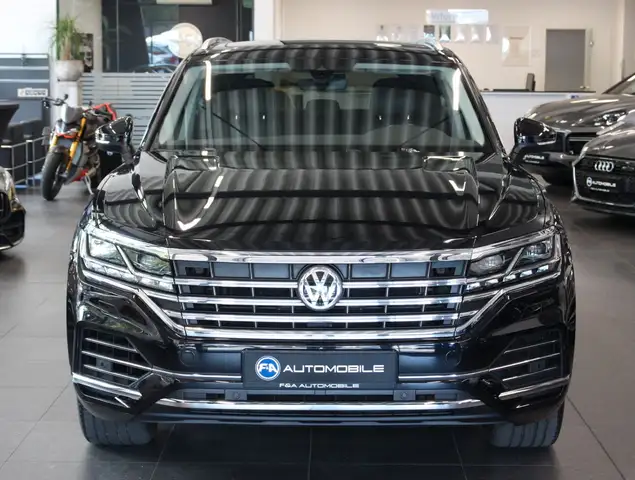 Volkswagen Touareg view 3