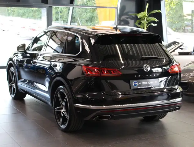 Volkswagen Touareg view 4