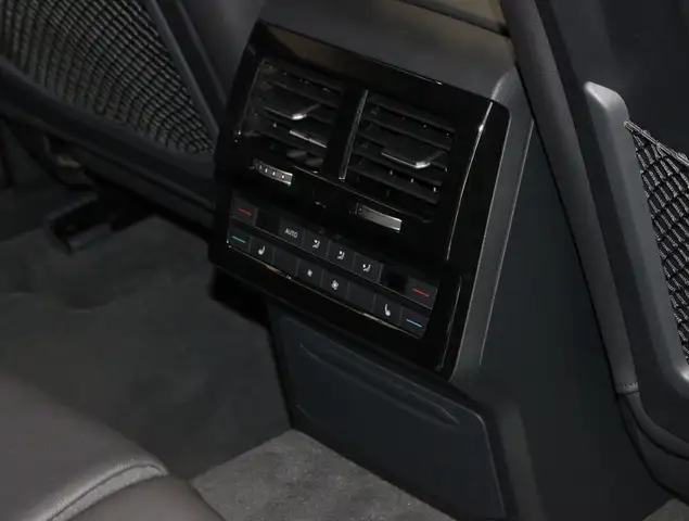 Volkswagen Touareg view 14