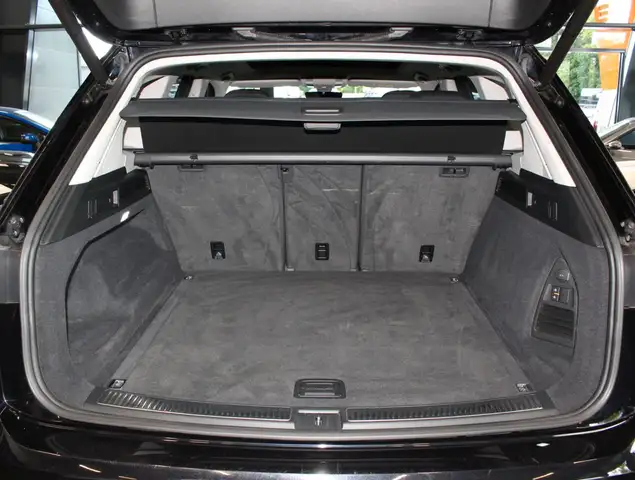 Volkswagen Touareg view 7