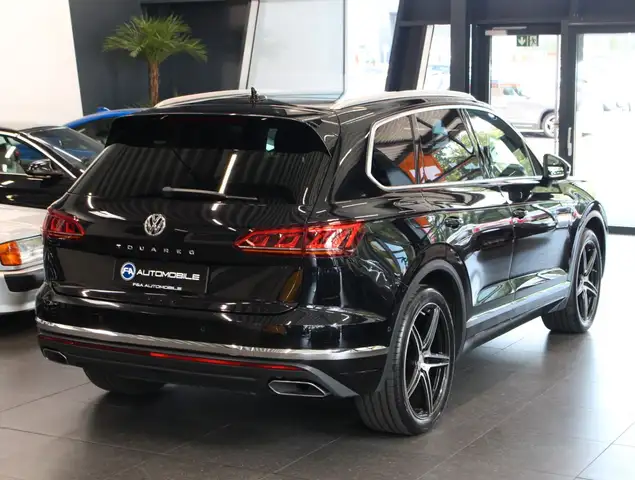 Volkswagen Touareg view 5