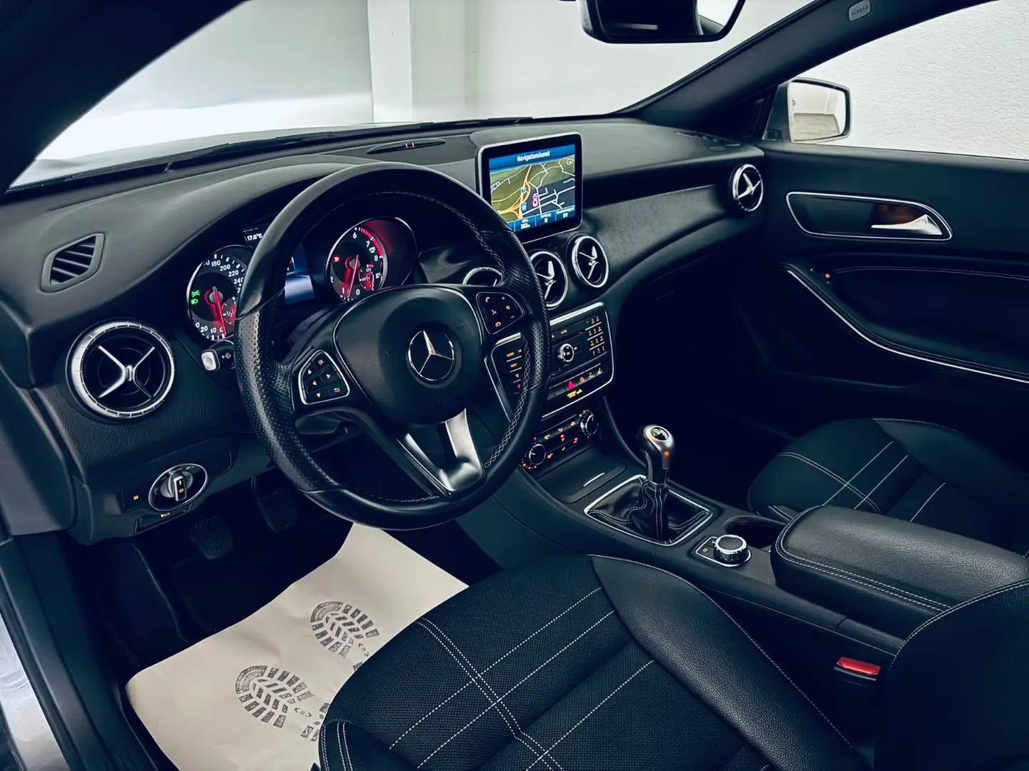 Mercedes-Benz CLA 180 Shooting Brake Grau - 2