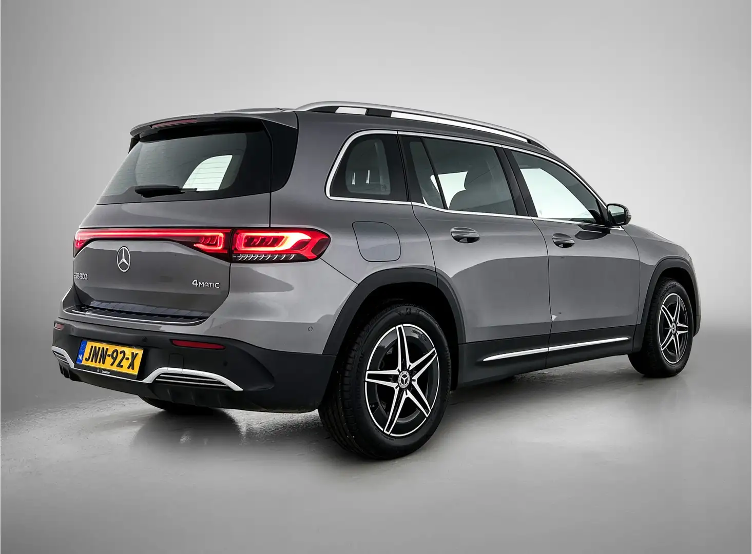 Mercedes-Benz EQB 300 4MATIC AMG Line 67 kWh AMG Line | Stoelverwarming Grijs - 2