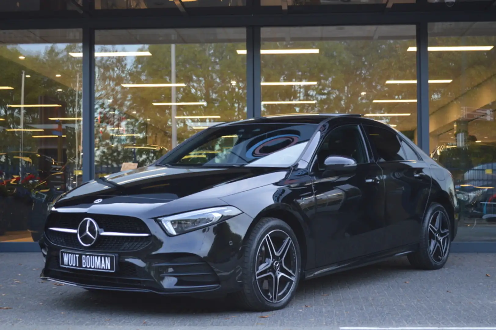 Mercedes-Benz A 250 e AMG Led Panorama Memory Distronic Head-Up Camera Schwarz - 2