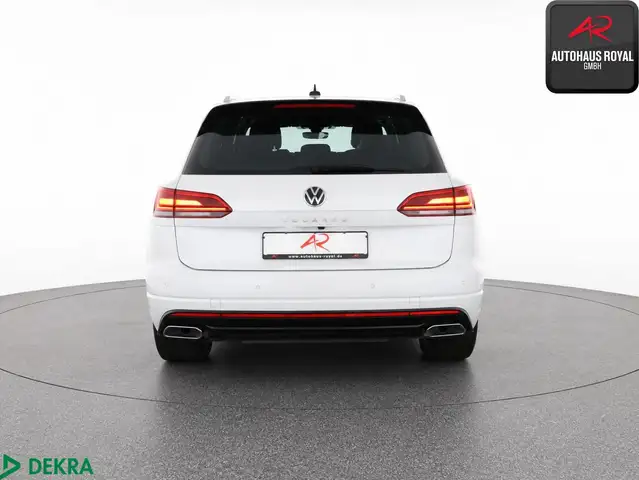 Volkswagen Touareg view 4