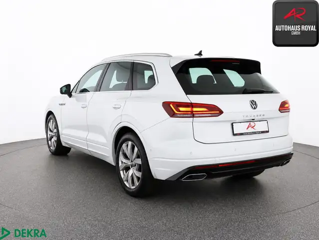 Volkswagen Touareg view 3
