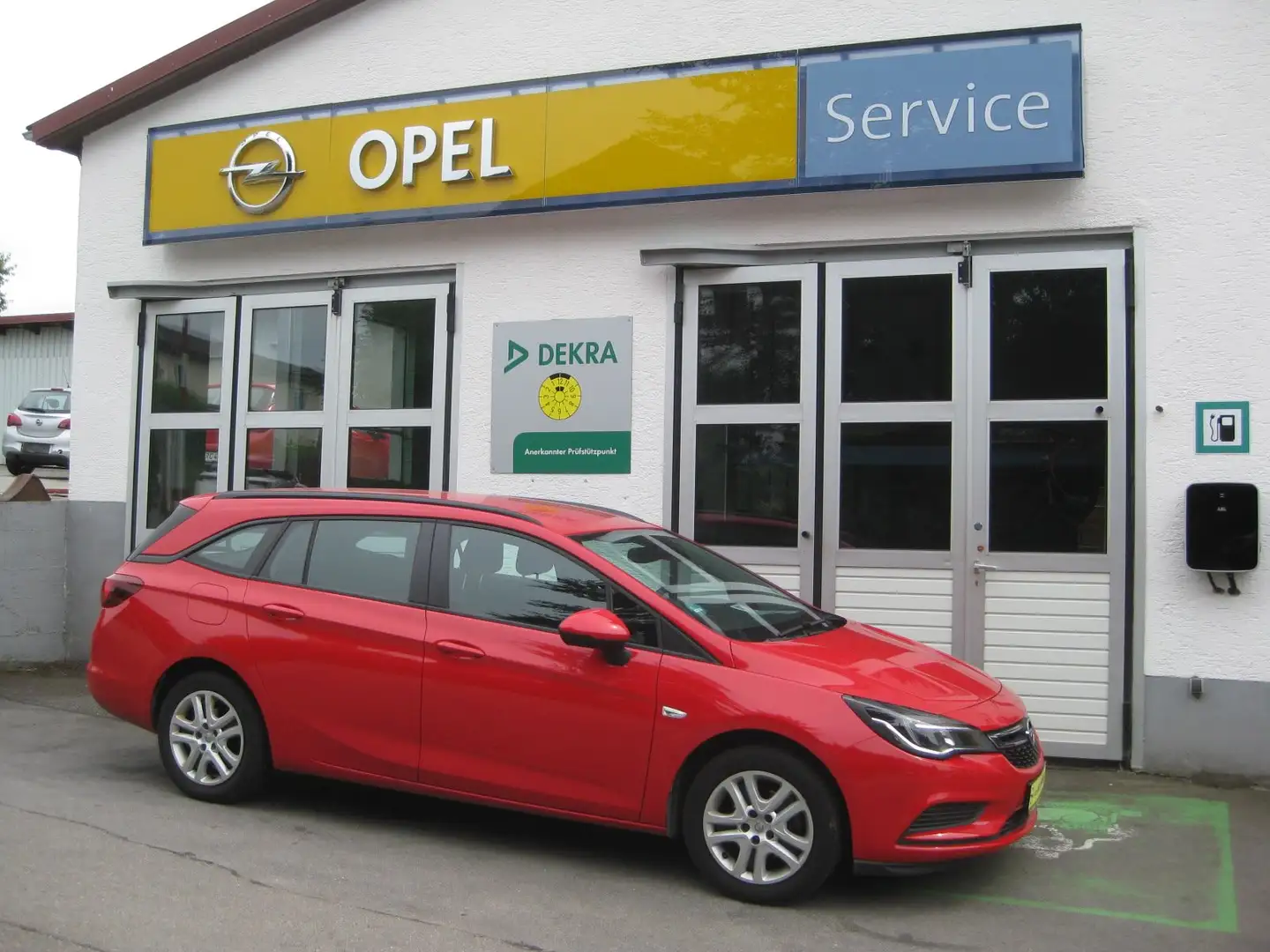 Opel Astra 1.4 Turbo Sports Tourer Edition Rot - 1