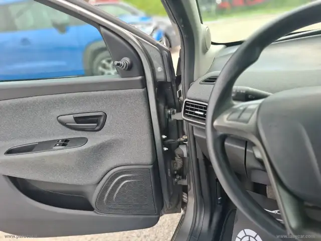 Lancia Ypsilon view 9
