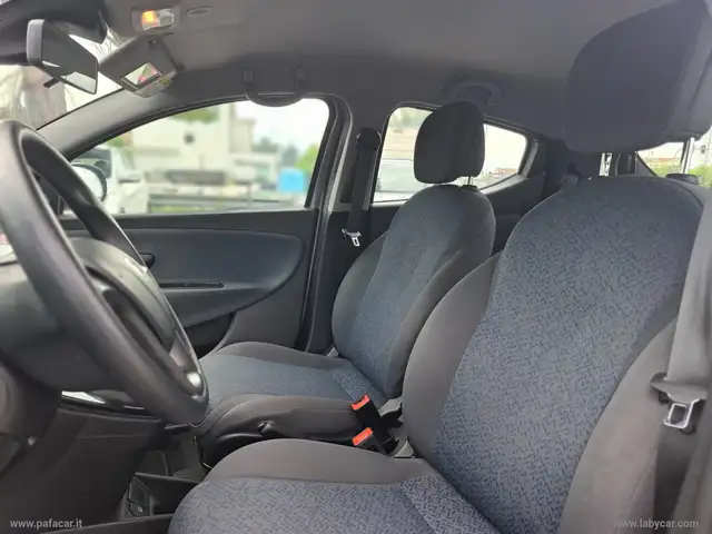 Lancia Ypsilon view 8