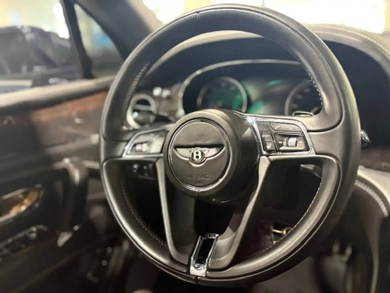 Bentley Bentayga снимка Bentley Bentayga