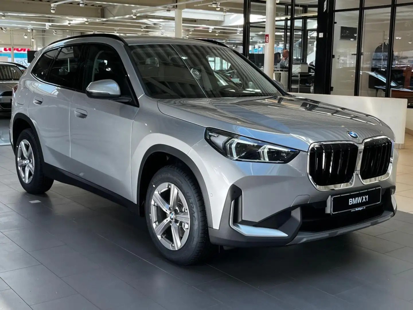 BMW X1 sDrive18i Live+ Ad. LED Driving Assistant 17" Silber - 2