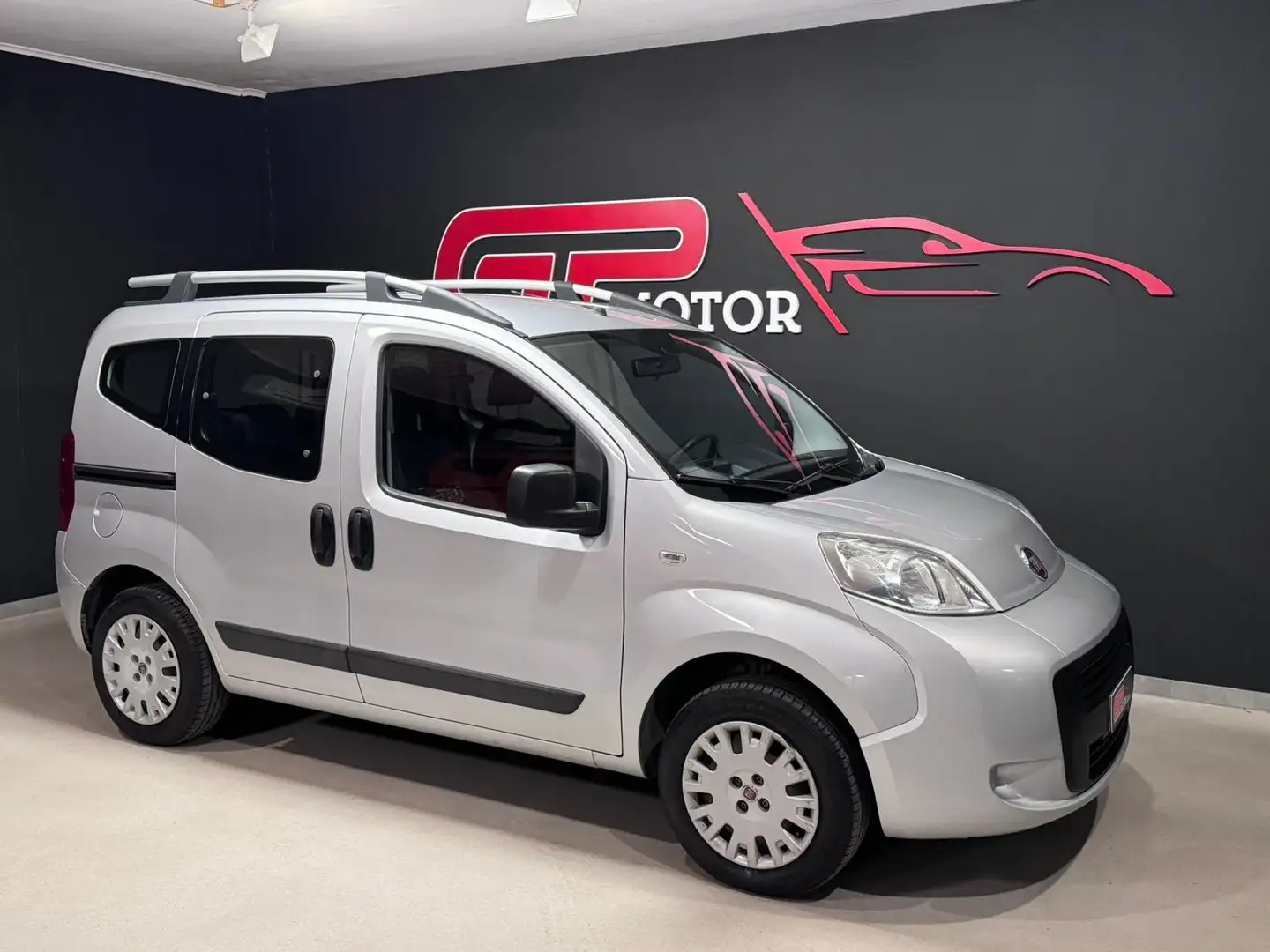 Fiat Qubo Qubo 1.4 8v natural power Active 70cv, OK NEO Plateado - 1