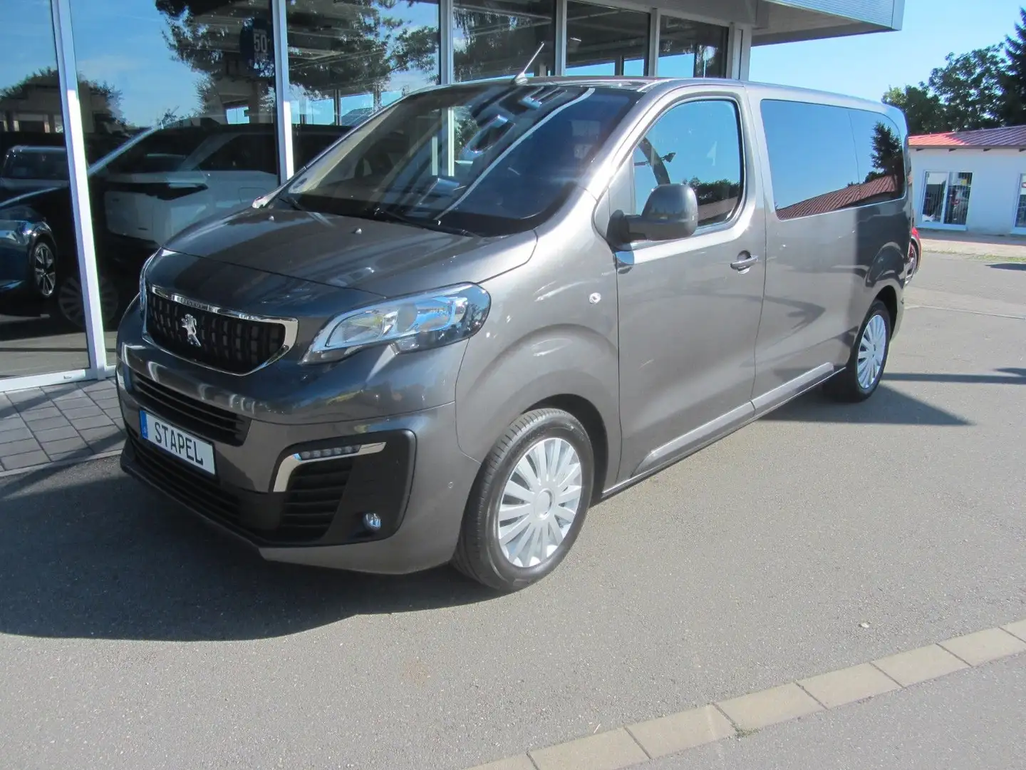 Peugeot Traveller Gri - 1