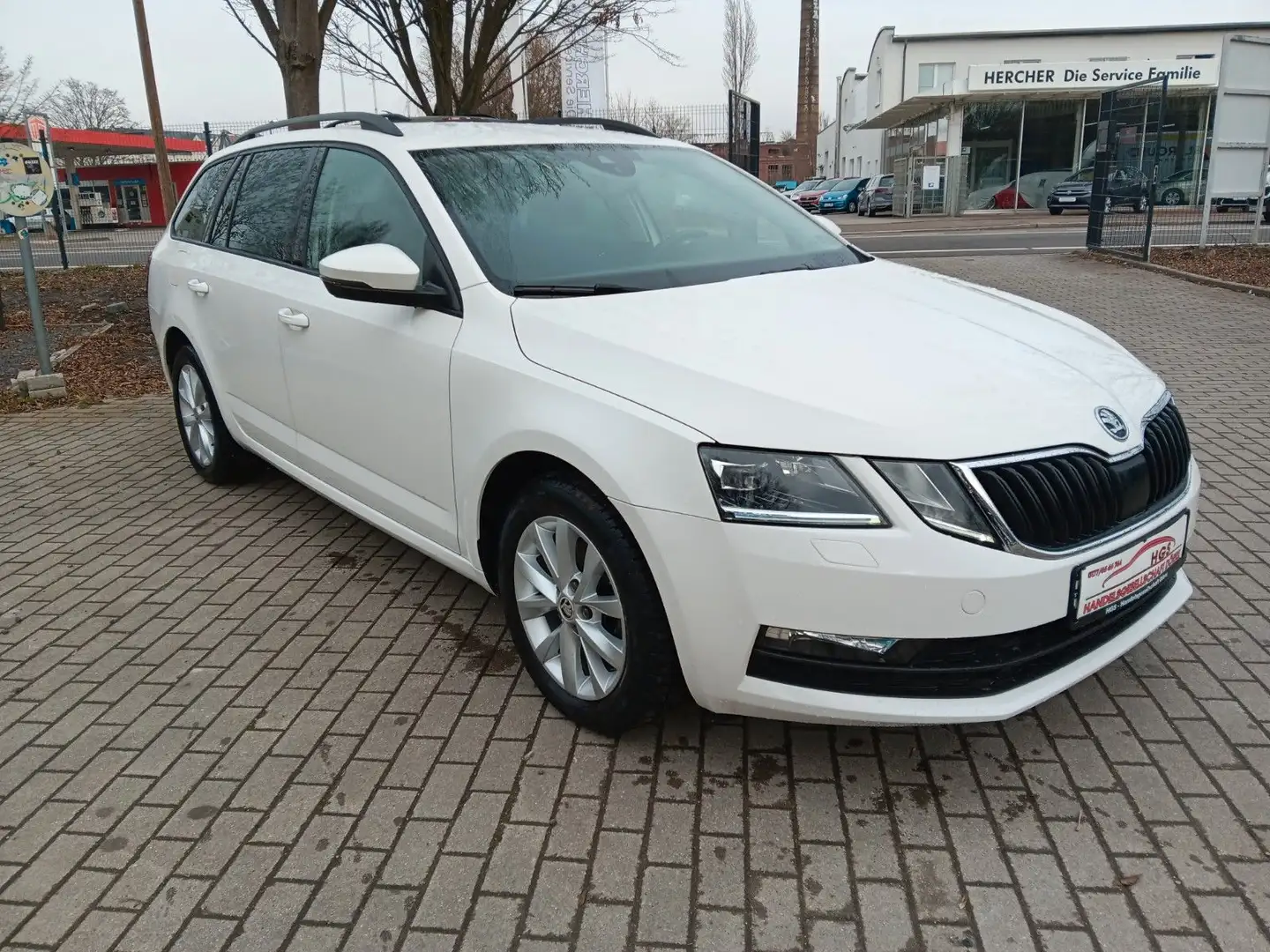 Skoda Octavia Combi Tour Navi AHZV Klima LED SHZ Weiß - 2
