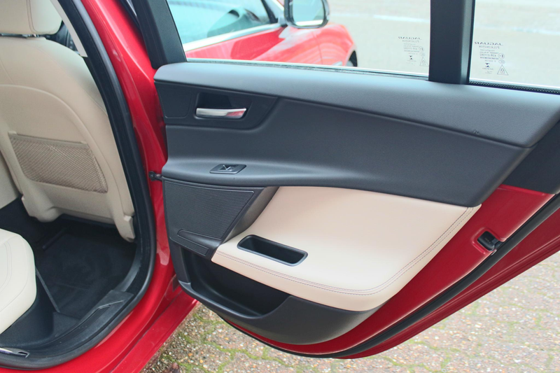 Jaguar XE 2.0 Prestige AWD LET OP 4x4 250PK, 1e eig. door „D — photo 36