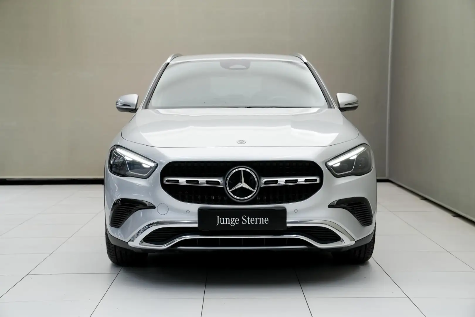 Mercedes-Benz GLA 180 d LM KAM SpurW ParkAss. SpurH Navi KlimaA Silber - 2