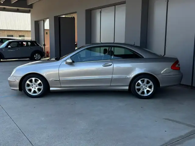 Mercedes-Benz CLK view 3