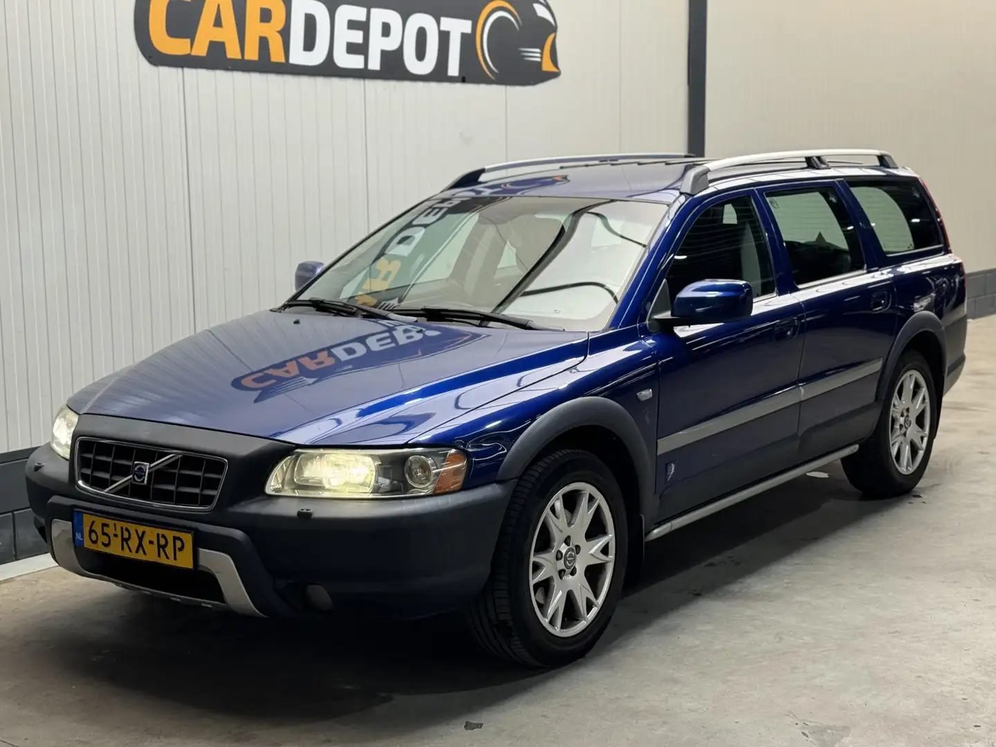 Volvo XC70 2.4D Summum Blauw - 1