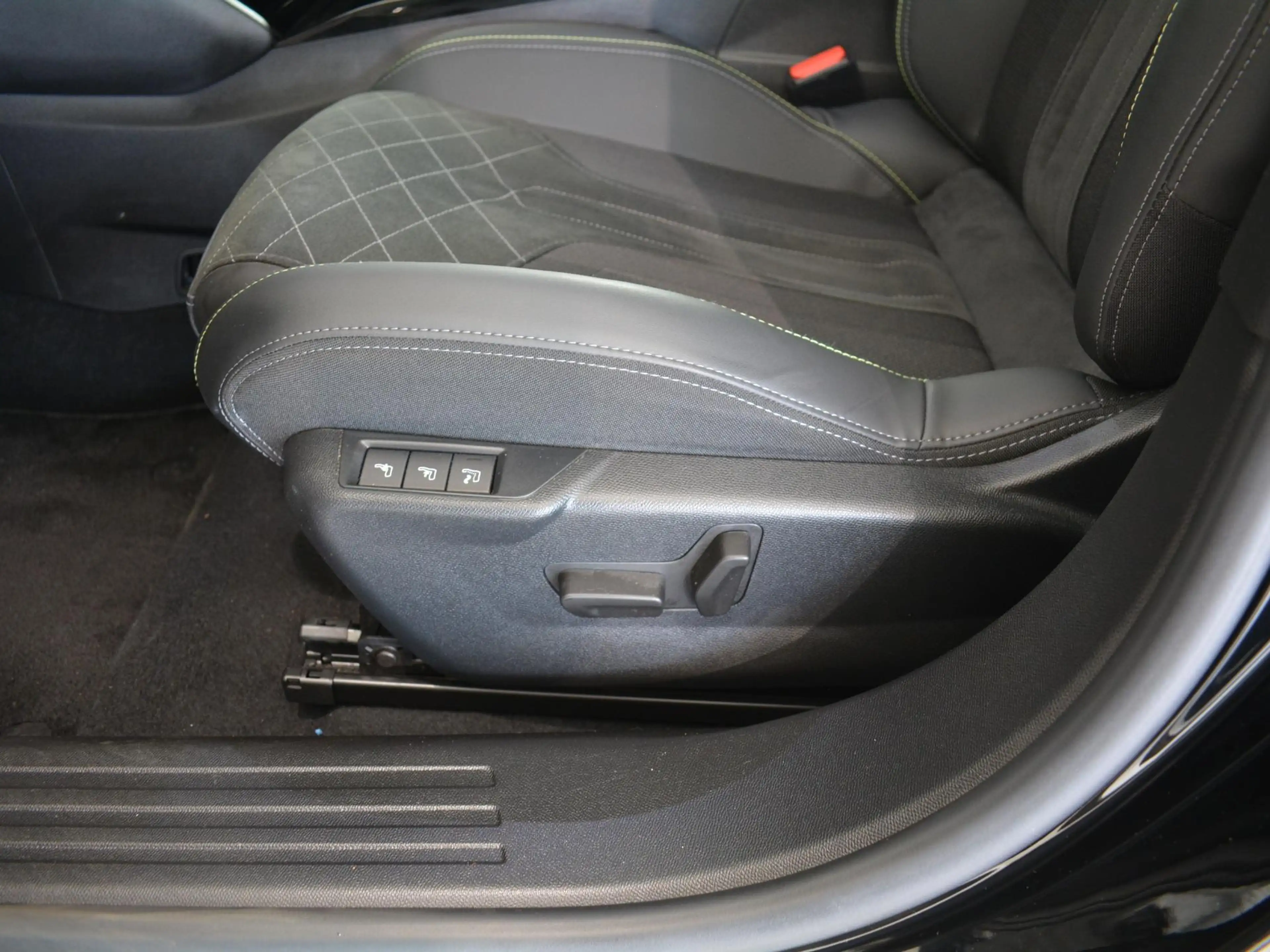 Peugeot e-2008 EV GT 50 kWh | Apple Carplay/Android Auto | Keyles — photo 14