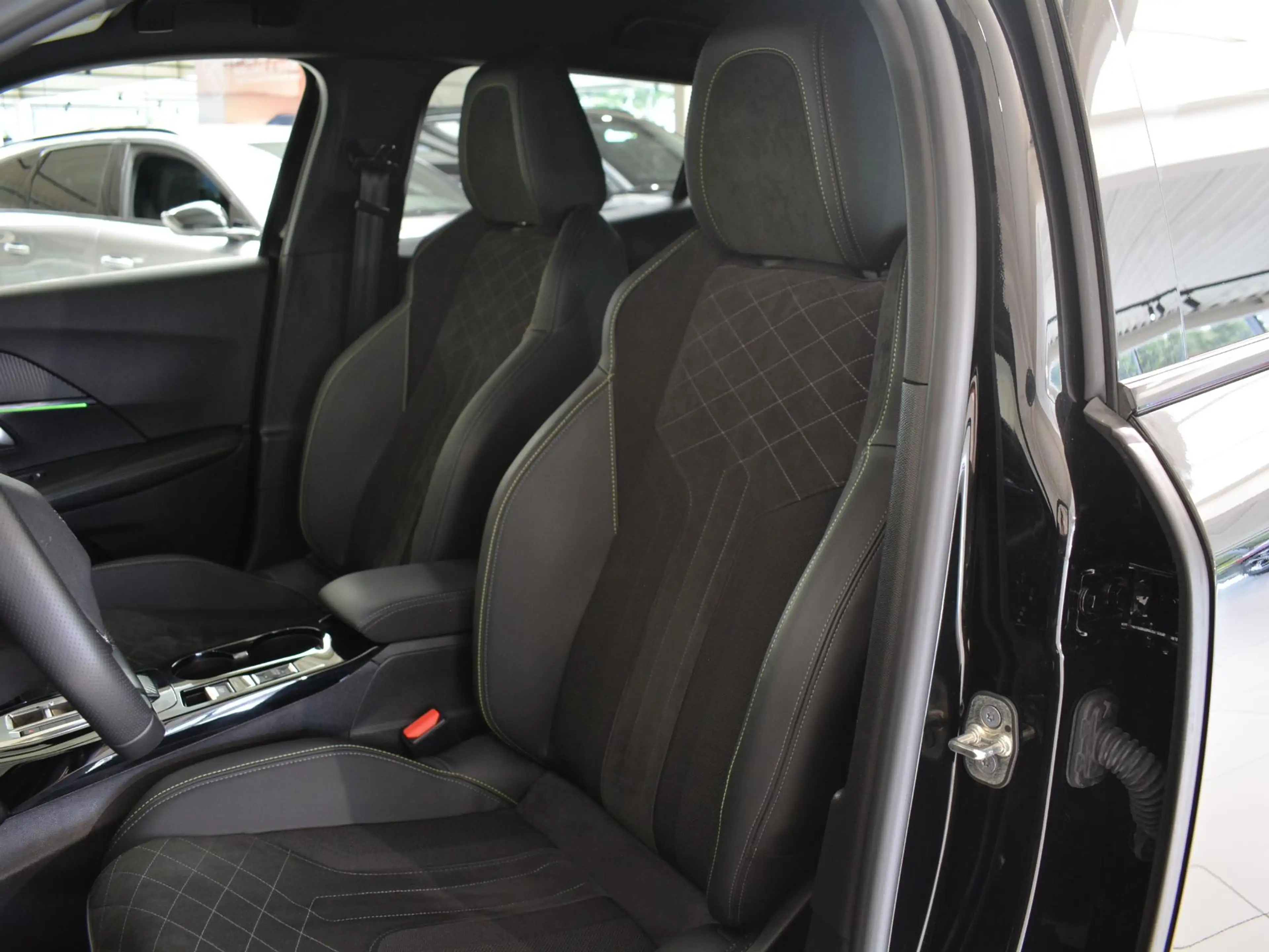 Peugeot e-2008 EV GT 50 kWh | Apple Carplay/Android Auto | Keyles — photo 6