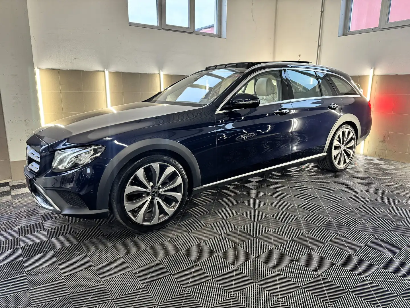 Mercedes-Benz E 220 E 220d 4Matic All-Terrain Exclusive/Burmester/Pano Blau - 2
